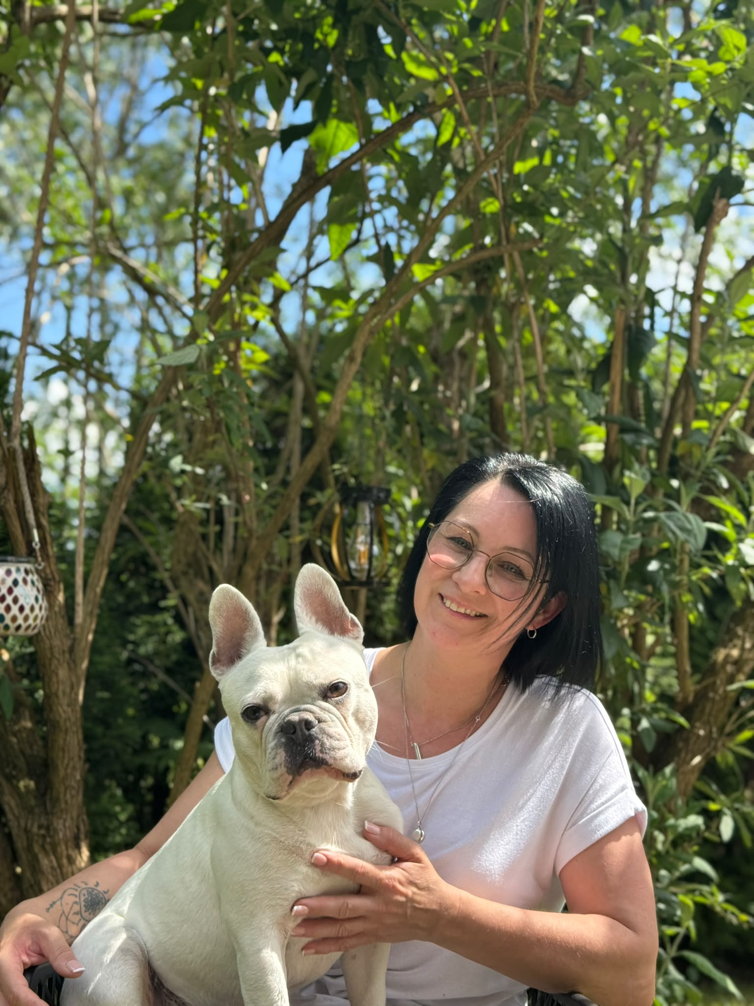 Ilona Brandner mit ihrem Hund im Garten